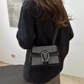 Весенние тренды 2024 года: сумка-мессенджер и сумка-цепочка через плечо серебряный