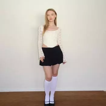 Весенние женские расклешенные трикотажные футболки с длинными рукавами, модные кружевные топы с круглым вырезом, сексуальные повседневные однотонные тонкие укороченные топы L белый
