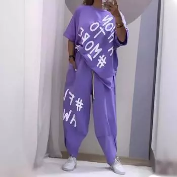 Весенний повседневный женский костюм из двух предметов, свободные брюки с круглым вырезом и короткими рукавами, комплект костюма с принтом монограммы для M фиолетовый