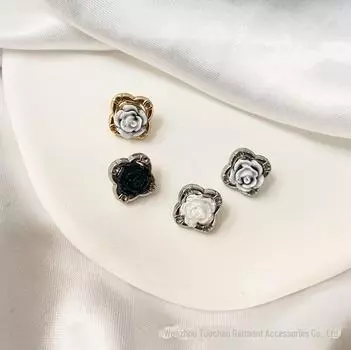 Весенний вязаный свитер с цветочным узором и квадратными пуговицами из сплава