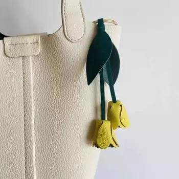 Весенняя цветочная тематика Брендовая последняя подвеска из коровьей кожи для сумки и аксессуары, элегантный высококачественный брелок, подвески для рюкзака, подарок своими руками