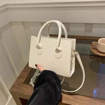 Весна 2024 года, новая популярная простая сумка литературный тренд с сумкой-мессенджером на одно плечо популярная повседневная маленькая квадратная сумка чёрный