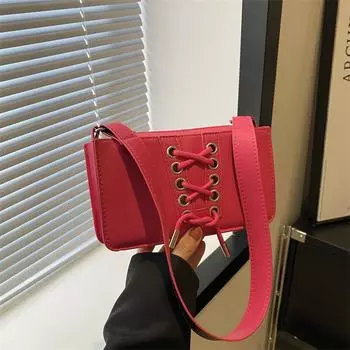 Весна 2024 года, новая простая и модная сумка подмышку, повседневная маленькая квадратная сумка, в этом году популярная модная корейская версия сумки через плечо для женщин чёрный