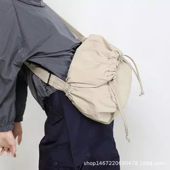 Весна 2025 года, легкая сумка-мессенджер унисекс из нейлона с большой вместимостью и модным дизайном на шнурке грязно-белый