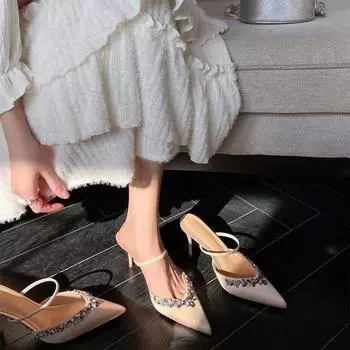 Весной и летом 2025 года в моде новые туфли на шпильке с острым носком и стразами, босоножки, полуприлегающие тапочки и пустые после носки. 35