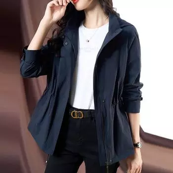 Ветровка с капюшоном для женщин среднего возраста, стройнящая и стильная, идеально подходит для повседневных прогулок весной и осенью. M красный