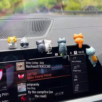 Вид сзади на кошачье лечебное украшение: Милая мультяшная кукла для украшения автомобильной консоли.