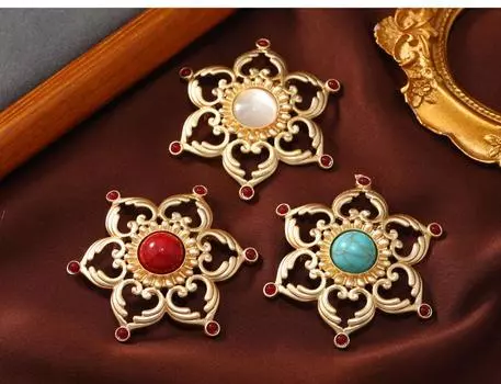 Винтажная ажурная брошь в виде лотоса с матово-золотой этнической одеждой в сочетании с булавкой в виде цветка красный