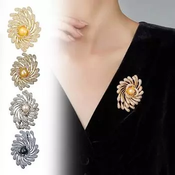 Винтажная брошь с цветными бриллиантами, инкрустированная жемчугом. Модная и универсальная брошь. One Size белый