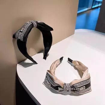 «Винтажная французская повязка на голову с широкими полями и заколкой в виде черепа — элегантный, бросающий вызов возрасту аксессуар для женщин»