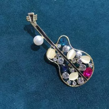 Винтажная гитара Брошь Капающая масляная креативная жемчужина Стразы Музыкальный инструмент Заколка для скрипки Пальто Корсаж Аксессуары