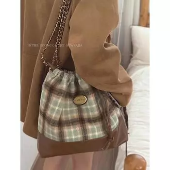 Винтажная клетчатая сумка-рюкзак в студенческом стиле для женщин, осень-зима 2024 года, новая модная шерстяная сумка-ведро большой вместимости