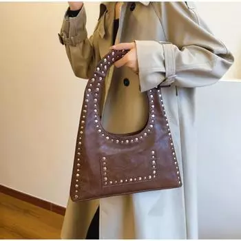 Винтажная сумка через плечо с заклепками подмышкой. Модная мотоциклетная сумка большой вместимости. Модная универсальная сумка для поездок на работу. чёрный