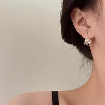 Винтажные белые серьги-тюльпаны для нежного повседневного образа белый