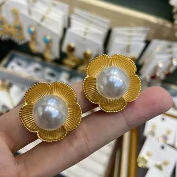 Винтажные большие жемчужные цветочные клипсы для ушей из меди 18-каратного золота в форме лепестка, женские серьги, ювелирные изделия, мода