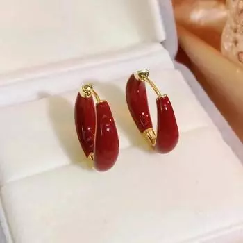 Винтажные красные серьги-капли с изысканной и элегантной атмосферой красный