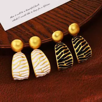 Винтажные металлические серьги неправильной формы в форме капли с минималистичным ретро-дизайном белый