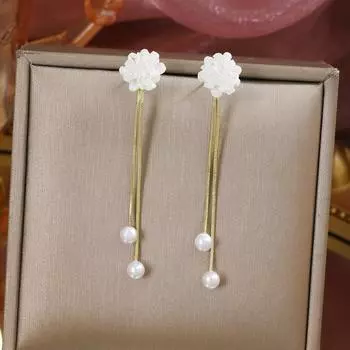 Винтажные серьги во французском стиле с нежными белыми цветами и серебряной иглой белый