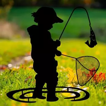 Винтажные силуэты мальчика, ловящего рыбу и играющего, металлический садовый колышек. Деревенская силуэтная скульптура, украшающая двор и сад бежевый