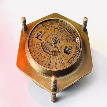 Винтажный компас с пресс-папье и 40-летним календарем - антикварный декор стола и вневременная тема