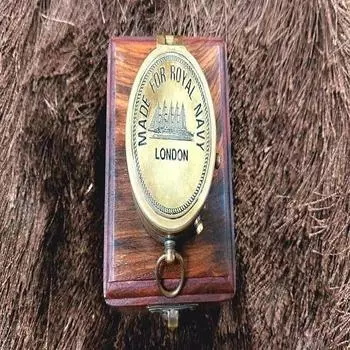 Винтажный латунный старинный компас из латуни с деревянной коробкой внутри, изготовленный для 100-летнего календарного компаса Королевского флота.