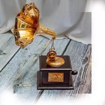 Винтажный миниатюрный граммофон из латуни – Элегантный предмет домашнего декора, высота 22 см как