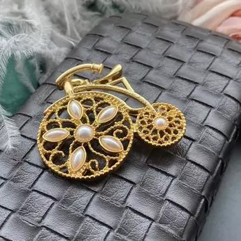 Винтажный полый дизайн красивая маленькая брошь велосипед маленький ароматный корсаж классический универсальный Brooch бронзовый