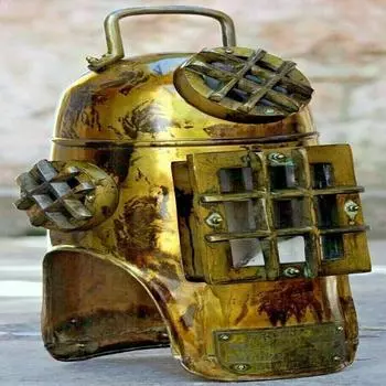 Винтажный водолазный шлем Royal Handicraft Miller DUNN Diving Hood представляет собой шлем Mark V для глубоководных дайверов.