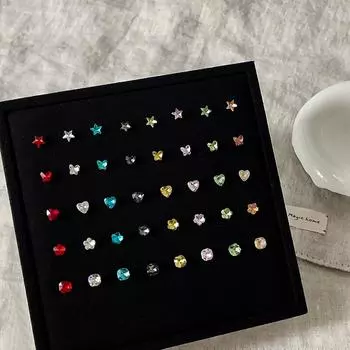 Винты, гвозди для ушных косточек, циркониевые звезды, бабочки любви, цветы, кохлеарные гвозди, женщины маленькие и нежные, и им не нужно выбирать серьги