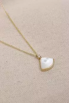 Vip-колье золотого цвета с перламутровым камнем