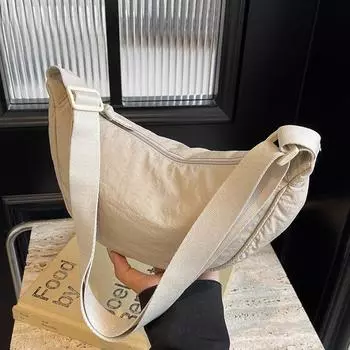 Вместительные повседневные универсальные сумки через плечо в новом стиле, спортивный стиль с чувством дизайна, сумки в форме пельменей для поездок на работу чёрный