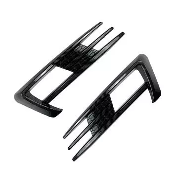 Внешний вид автомобиля с защитным противотуманным фарным лезвием, украшением на передний воздухозаборник, спойлером, узором из углеродного волокна