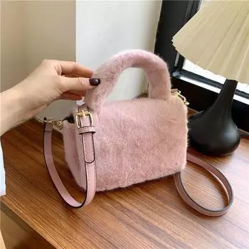 Внешняя одинарная сумка из плюша на осень и зиму 2024 года, новая женская сумка, популярная универсальная сумка-мессенджер, нишевый дизайн, портативная маленькая квадратная сумка белый