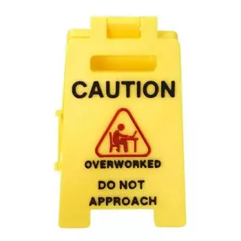 Внимание Перестимулирован Настольная табличка Не подходить Табличка для офисного стола Табличка для рабочего места Кабинка Подарок-прикол для коллеги, товарища по команде