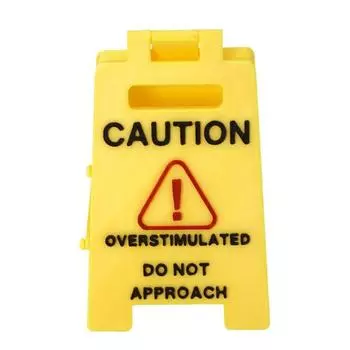 Внимание Перестимулирован Настольная табличка Не подходить Табличка для офисного стола Табличка для рабочего места Кабинка Подарок-прикол для коллеги, товарища по команде