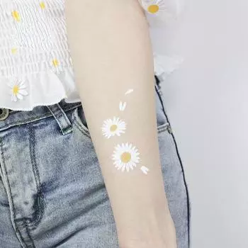 Водонепроницаемая цветочная татуировка на лице и руке с одинаковыми мужскими и женскими маленькими наклейками в виде ромашек.