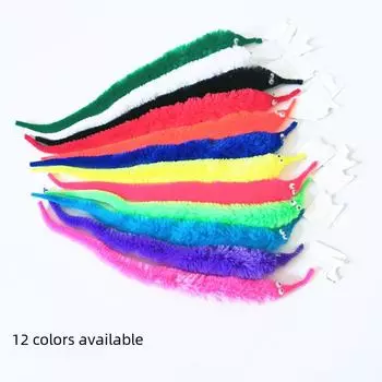 Волшебная игрушка-гусеница «Эльф и морской конек» в простой упаковке. Крупный план причудливых эльфов-кота и червяка. розы красного