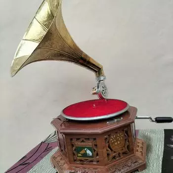 Воплощенное очарование винтажа: Вышитый вручную проигрыватель грампластинок HMV Фонограф