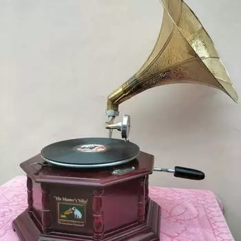 Воплощенное очарование винтажа: Вышитый вручную проигрыватель грампластинок HMV Фонограф