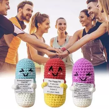 Вязаная крючком таблетка для отдыха с позитивной открыткой, пряжа ручной работы, мини-вязаная кукла Happy Pill, игрушка для снятия стресса, украшение для домашнего офиса и рабочего стола фиолетовый