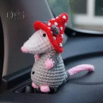 Вязание крючком Опоссум Украшение ручной работы Вязание Красная шляпа Мышь Домашний офис Настольный автомобиль Украшение Плюшевая кукла-животное Игрушка Фестиваль Подарок Rat