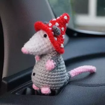 Вязание крючком Опоссум Украшение ручной работы Вязание Красная шляпа Мышь Домашний офис Настольный автомобиль Украшение Плюшевая кукла-животное Игрушка Фестиваль Подарок Rat