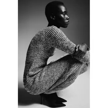 Вязаное платье с открытыми плечами в рубчик HM Бежевый меланж