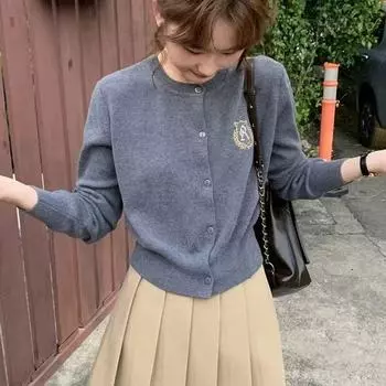 Вязаный кардиган для женщин с вышивкой значка колледжа весной и осенью, новый сладкий топ в корейском стиле с круглым вырезом для верхней одежды One Size красный