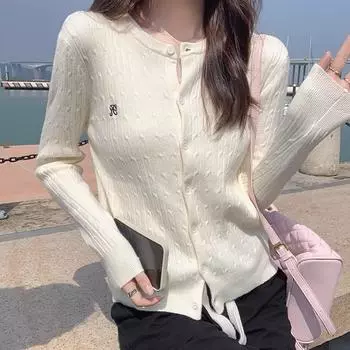 Вязаный кардиган в стиле колледжа для женщин, осень-зима 2024, новый высококачественный нишевый вышитый темпераментный внешний топ для невысоких людей One Size