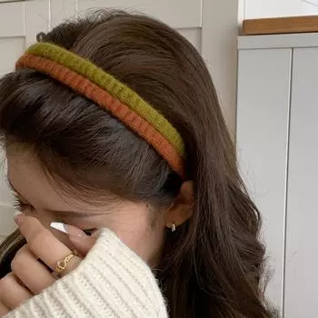 Вязаный обруч для волос ярких цветов из пряжи.