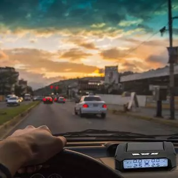 Встроенный датчик Система контроля давления в шинах с 4 внешними датчиками Предупреждение о температуре Экономия топлива Автомобильный монитор давления в шинах Интеллектуальная солнечная система TPMS Built-in black and white