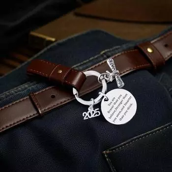 Выпускной брелок 2025 года из нержавеющей стали с гравировкой и вдохновляющим посланием, брелок для ключей, подарок на выпускной C