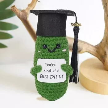 Выпускной вязаный крючком огурец с выпускной шляпой Поощрительная открытка Эмоциональная поддержка Вязание ручной работы Позитивная овощная игрушка Кукла Подарок выпускнику 10cm