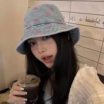 Вышитая бабочкой джинсовая шляпа-ведро женская с большими полями, показывающая маленькое лицо, модная повседневная шляпа-ведро для защиты от солнца на весну и лето M (56-58cm) Butterfly Denim Basin Hat светло-синий